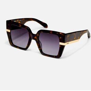 NEW IN BOX!! Quay Notorious Sunglasses in Tortoise